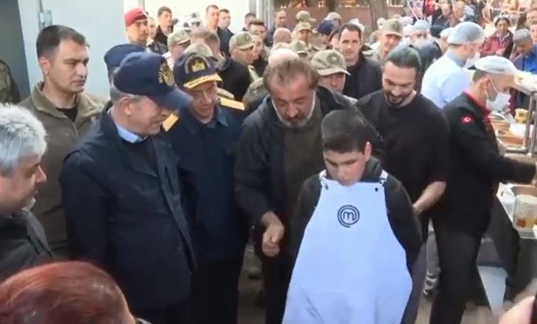Mehmet Yalçınkaya depremzede Yahyaya MasterChef önlüğü giydirdi