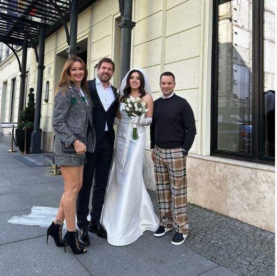 Yağmur Atacan ve Pınar Altuğ arkadaşlarının düğününde