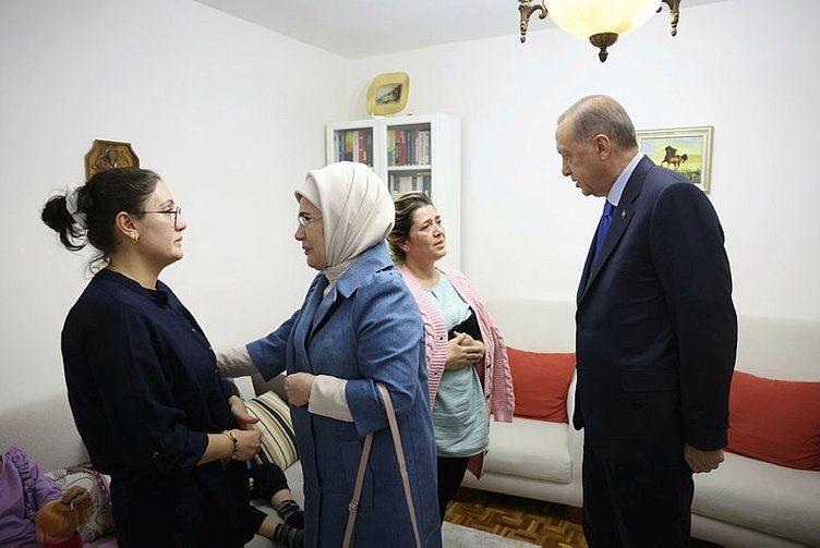 Cumhurbaşkanı Recep Tayyip Erdoğan ve eşi Emine Erdoğandan depremzede aileye ziyaret