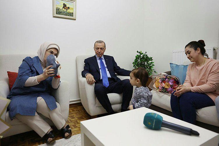 Cumhurbaşkanı Recep Tayyip Erdoğan ve eşi Emine Erdoğandan depremzede aileye ziyaret