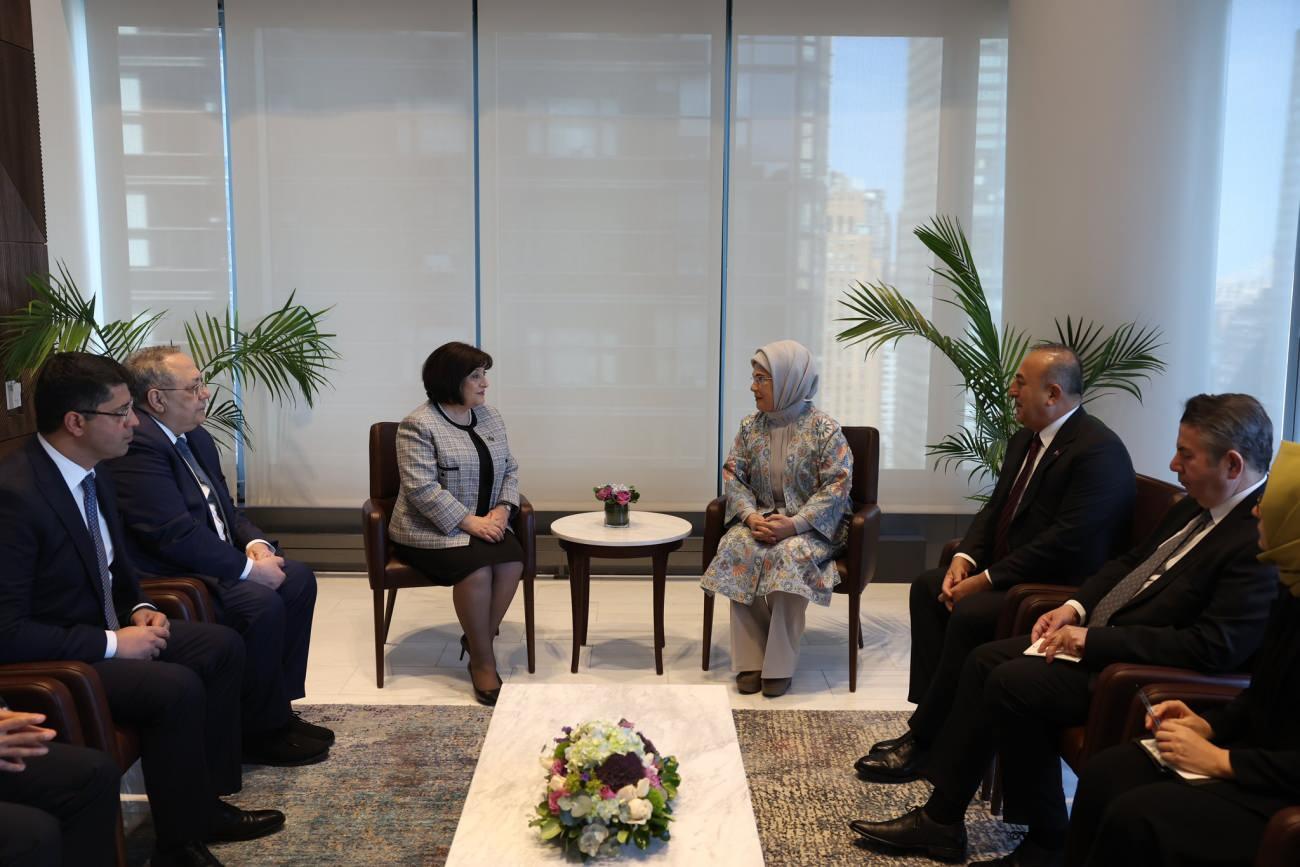 Emine Erdoğan New Yorkta Azerbaycan Meclis Başkanı Sahibe Gafarova ile buluştu