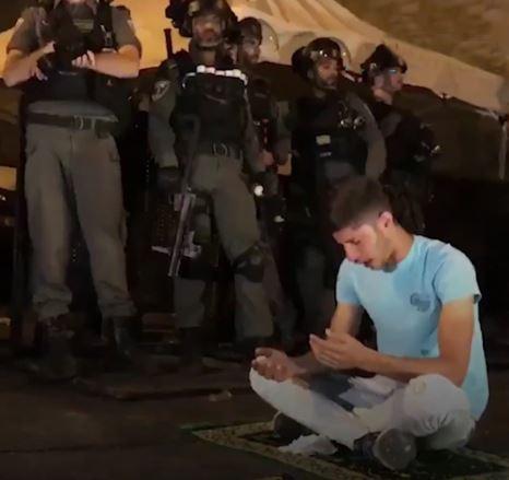 Filistinli müslüman gencin Mescid-i Aksa için duası