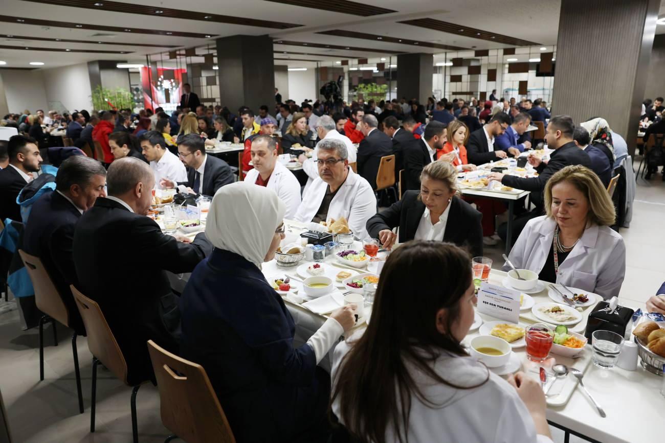 Emine Erdoğan’dan sıhhat çalışanlarıyla iftar paylaşımı geldi