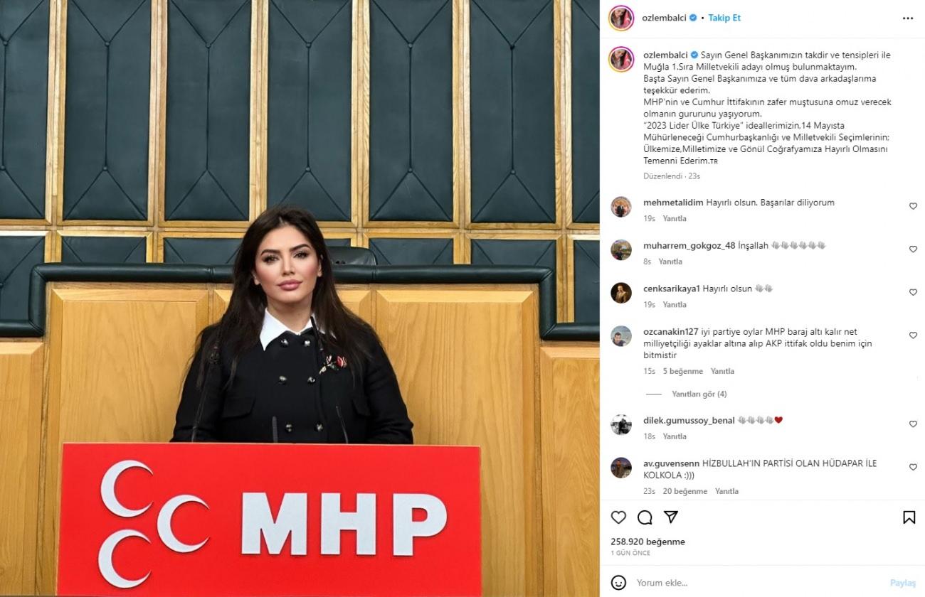 Seksenler dizisinin yıldızı Hasret Balcı MHP’den milletvekili adayı oldu! Kürsüden birinci poz geldi