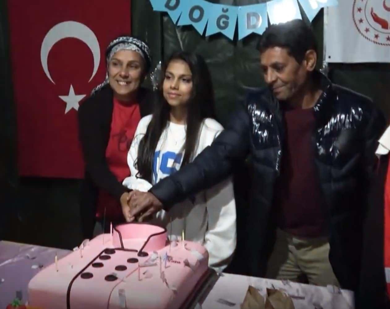 Emine Erdoğan konteyner kentte tanıştığı Sude’ye doğum günü sürprizi yaptı!