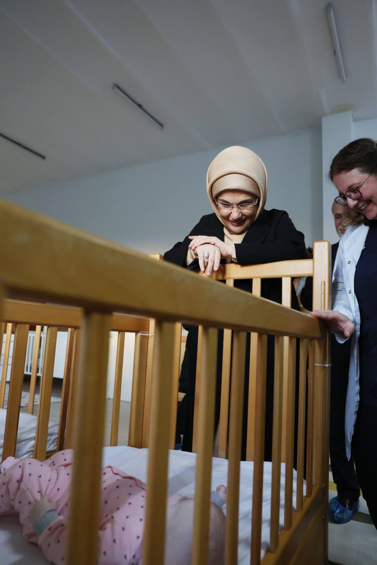 Emine Erdoğan Darülaceze’de depremzede bebekleri ziyaret etti