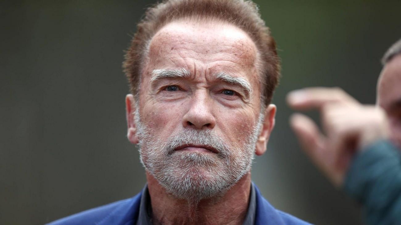 Arnold Schwarzenegger eline kürek alıp çukuru asfaltla doldurdu! O anlar olay oldu