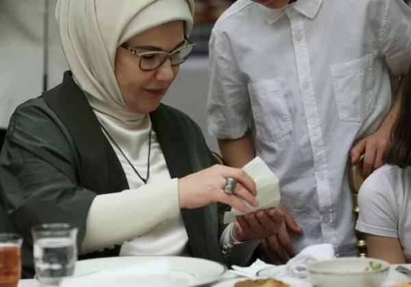 Emine Erdoğan ‘Sevgi Evleri’ çocuklarıyla iftar sofrasında buluştu
