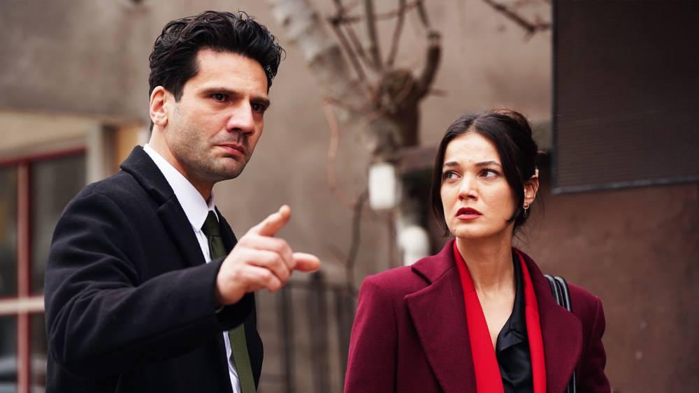 Yargı dizisinin başrollerinden birlikte paylaşım! Pınar Deniz, Kaan Urgancıoğlu…