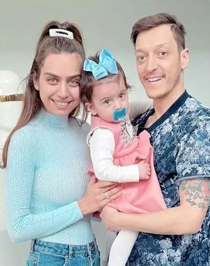 Mesut Özil eşi Amine Gülşe’ye aşkını haykırdı: Seni tüm kalbimle seviyorum!