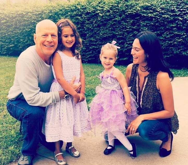 Bruce Willis, eşi ve kızlarıyla beraber