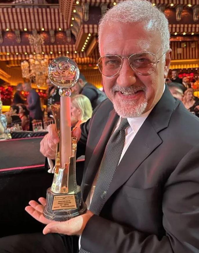 Tamer Karadağlı Uluslararası Zirve Ödüllerinde en iyi erkek oyuncu ödülünü aldı