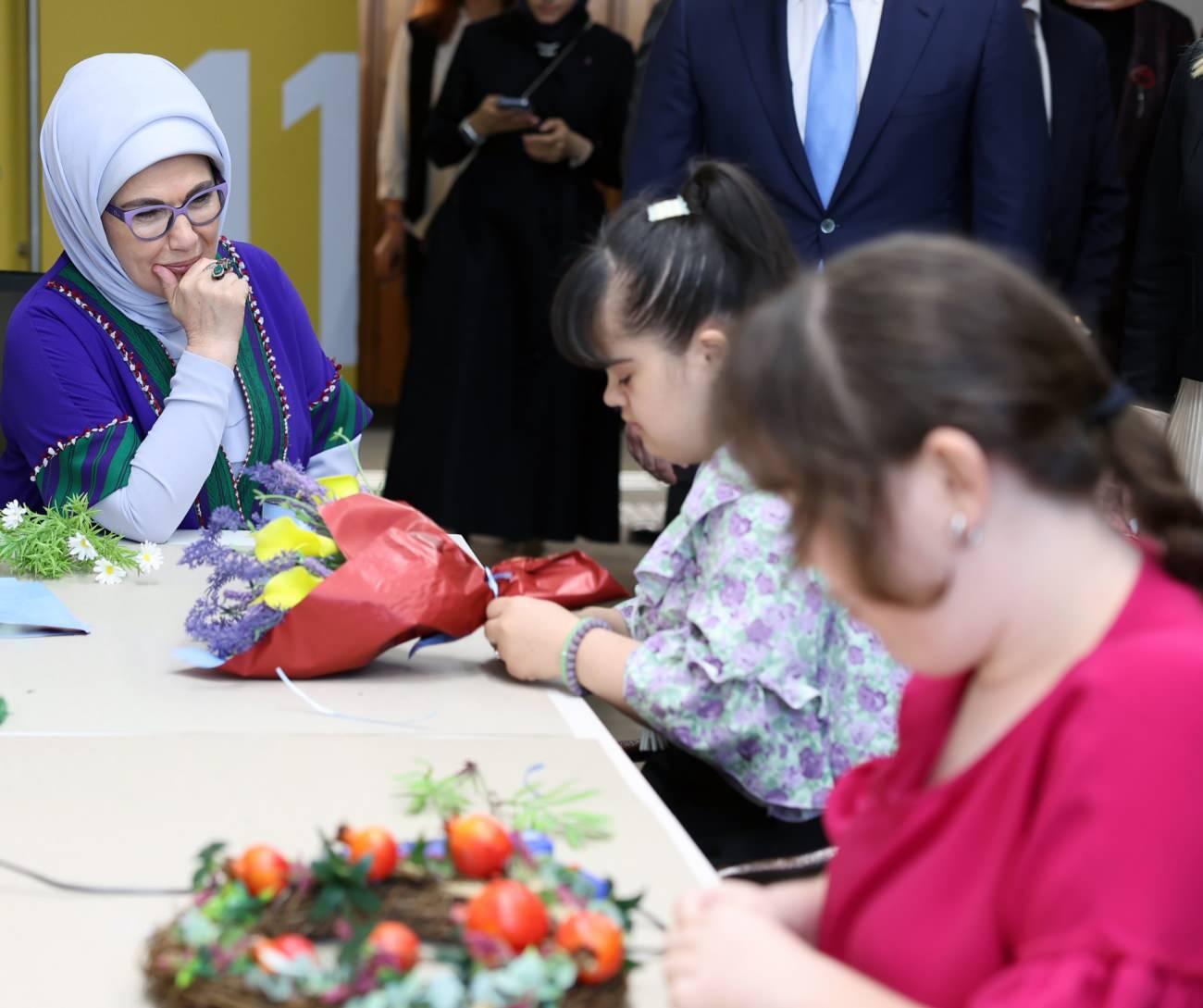 Emine Erdoğan Baküdeki dezavantajlı çocuklarla biraraya geldi
