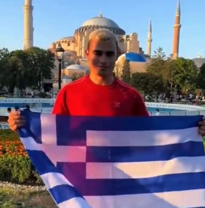 Ayasofya Camiinin önünde Yunan bayrağı açan turist cevabını aldı