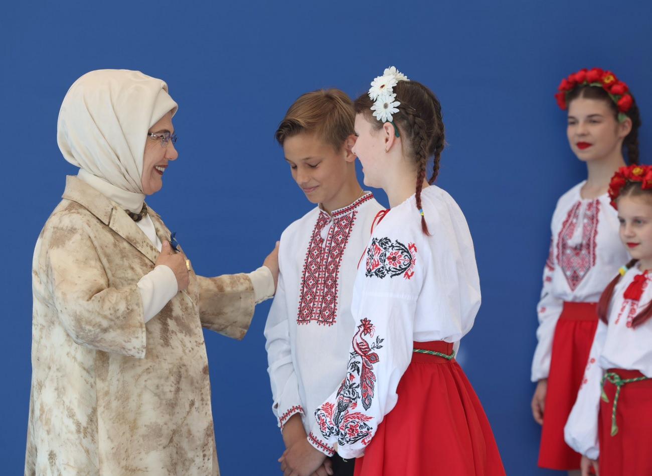 Emine Erdoğan NATVO Zirvesinde Ukrayna merkezindeki savaş mağduru çocuklarla buluştu