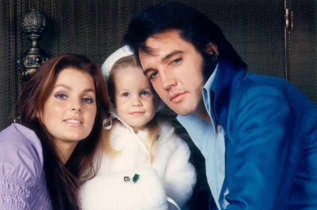 Elvis Presley, kızı ve eşiyle birlikte