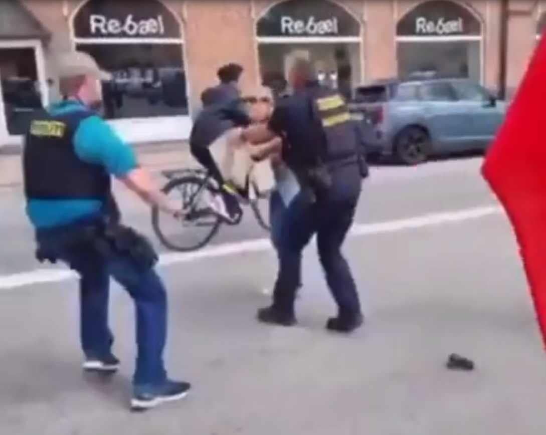 Kuranın yakılmasına engel olmak isteyen kadına Danimarka polisinden saldırı