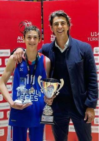 Eski milli basketbolcu İbrahim Kutluay ve oğlu Ömer Kutluay