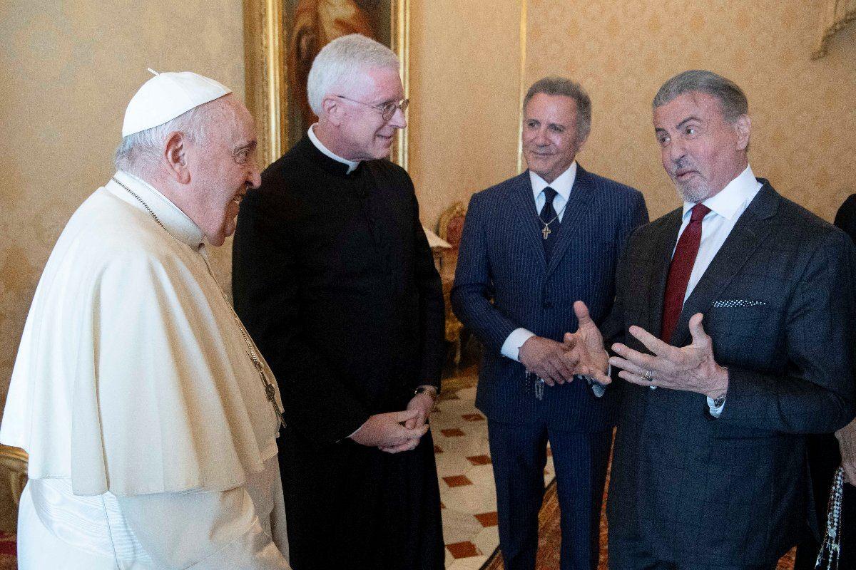 Sylvester Stallone ailesiyle birlikte Papa Francisi ziyaret etti