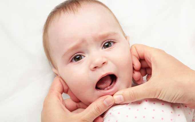 bebeklerde damak düşmesi neden olur