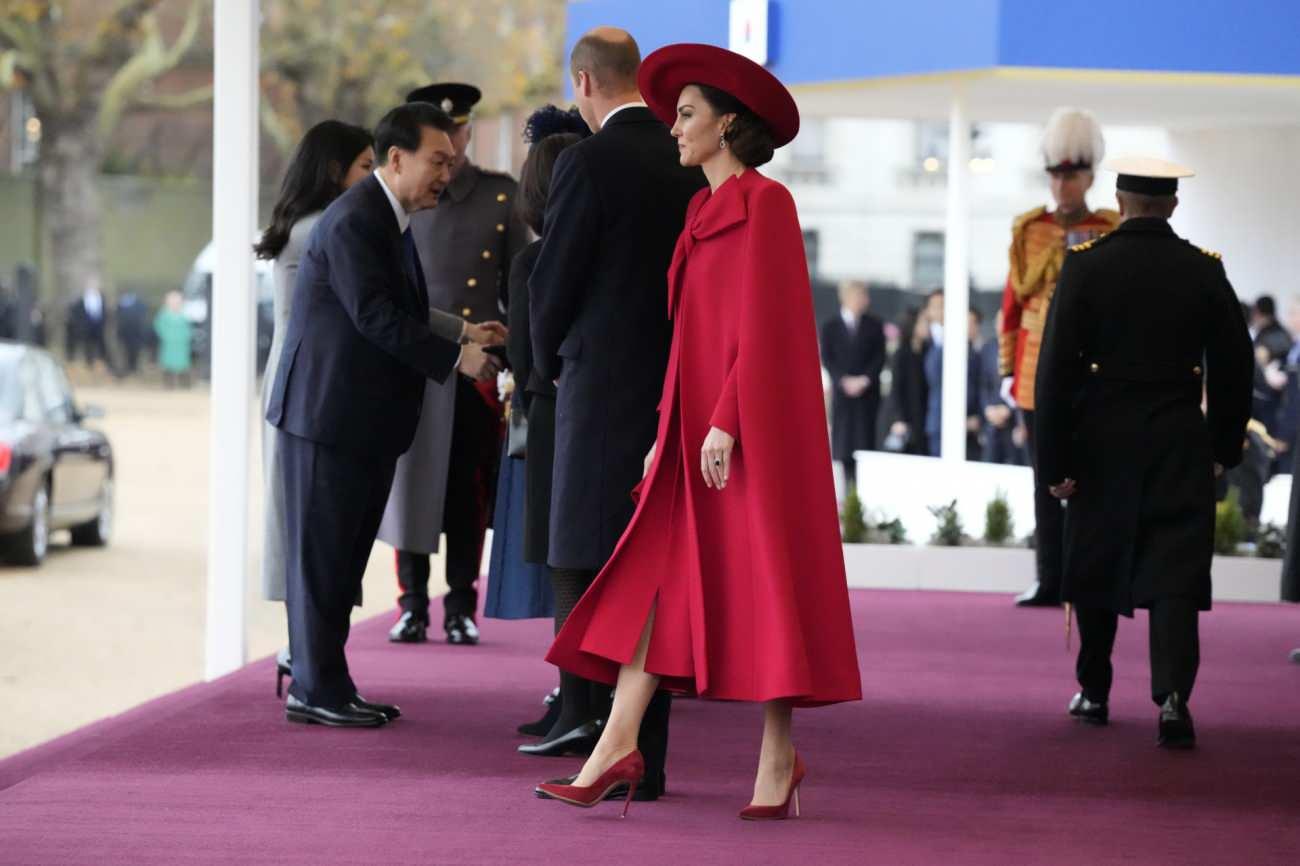 Kate Middleton kırmızı elbisesi