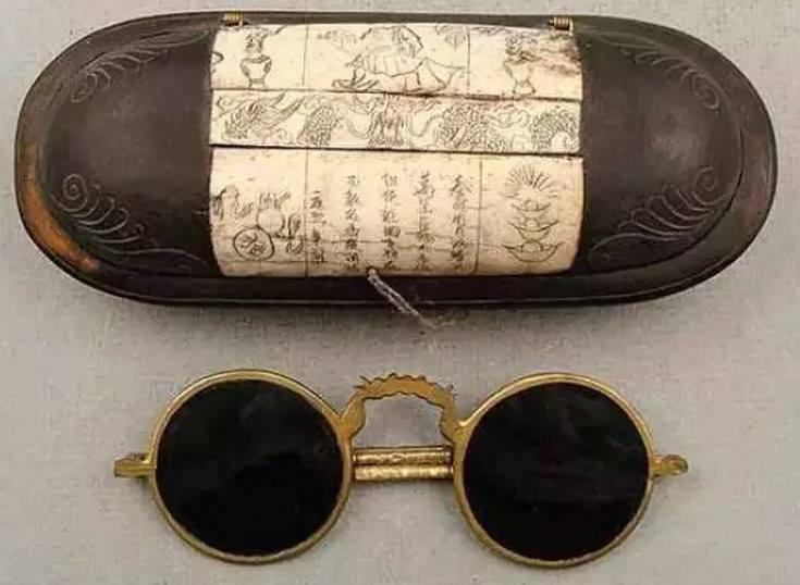 İlk güneş gözlüğü ne zaman kullanıldı