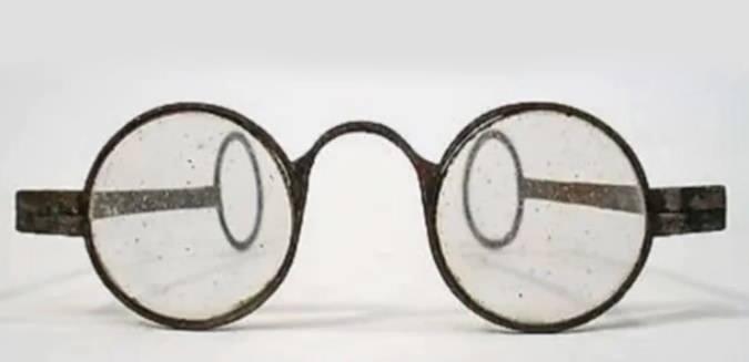 Edward Scarlett icadı gözlük sapı