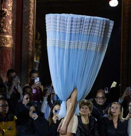 Paris Moda Haftasına damga vuran Viktor Rolf adlı markanın baş aşağı elbiseleri