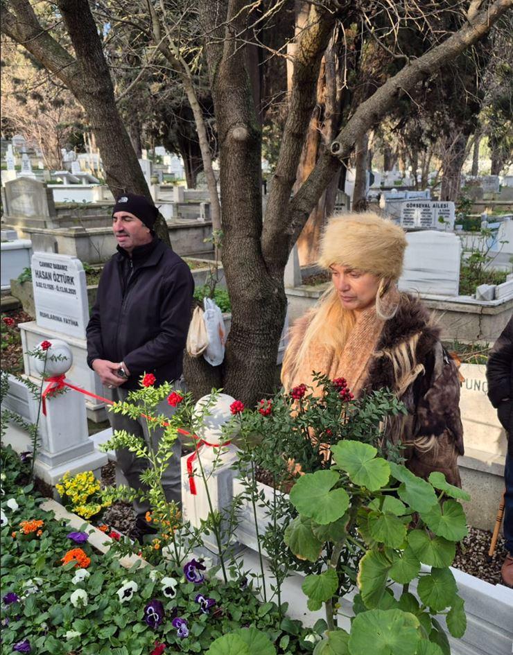 Tuğba Özay babasının mezarı başında