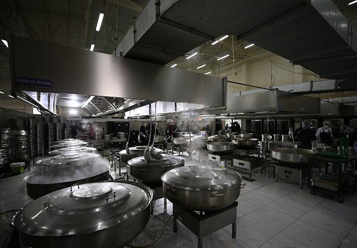 Gaziantep depremzedeler için yemek ve barınak üretiyor