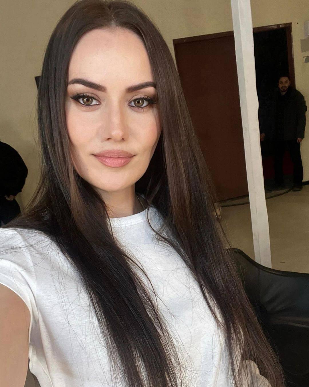  Fahriye Evcen 