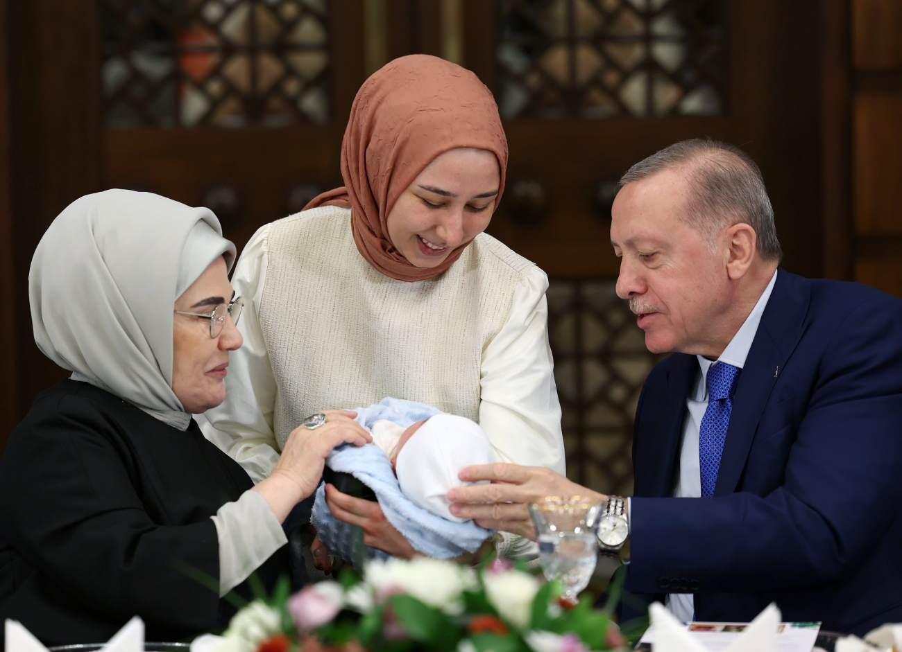 Emine Erdoğan ve Recep Tayyip Erdoğan şehit aileleri ile iftar
