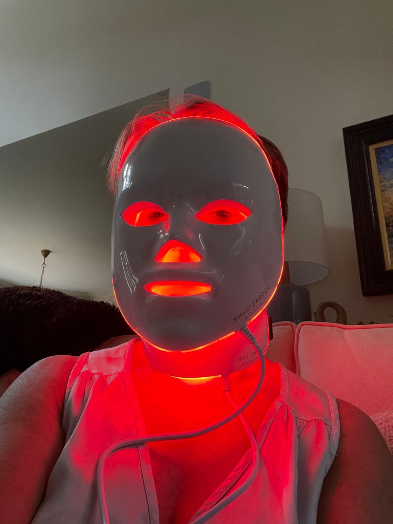 Kırmızı LED ışıklı yüz maskeleri trend oldu! Led maske faydaları nelerdir?
