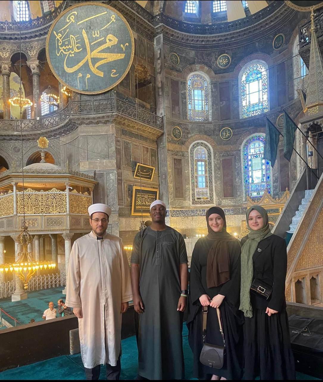  Andra Elisa Dragan ve Ayasofya Camii İmamı İbrahim Yavaş