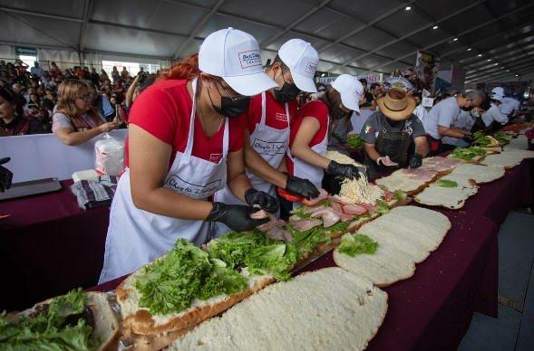 Sandviçte yeni dünya rekoru kırıldı! Meksika’da 76 metrelik Torta sandviçi