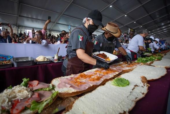 Sandviçte yeni dünya rekoru kırıldı! Meksika’da 76 metrelik Torta sandviçi