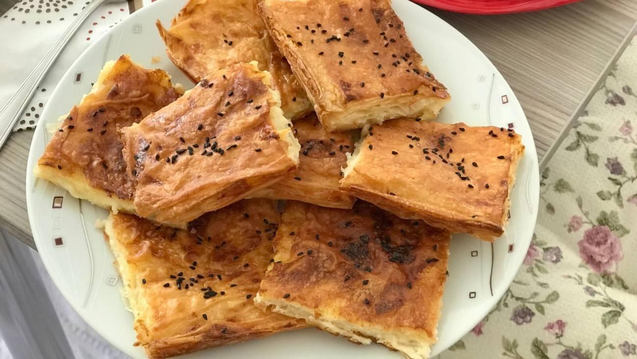 Misafirlere parmak yedirten yumuşacık börek tarifi!