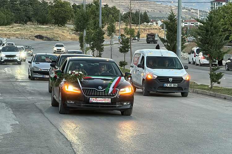 Elazığ'da evlenen genç çiftten anlam dolu hareket! Gelin arabasına Filistin bayrağı astı