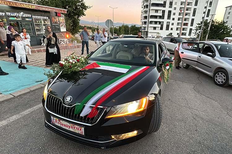 Elazığ'da evlenen genç çiftten anlam dolu hareket! Gelin arabasına Filistin bayrağı astı