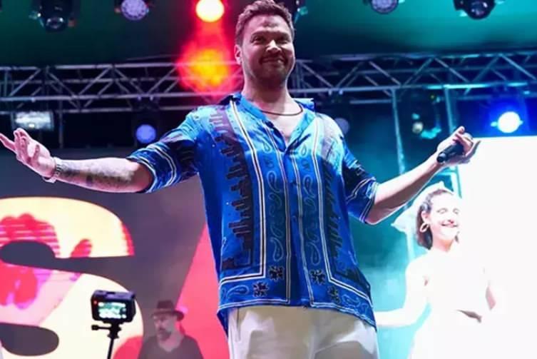 Sinan Akçıl'dan Tarkan'a 'ter' döktüren gönderme: Ben size yalnızca çiçek atarım!