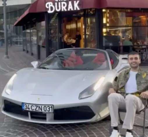 Her şeyini satıp babasıyla yollarını ayırmıştı! CZN Burak Ferrari alıp poz verdi