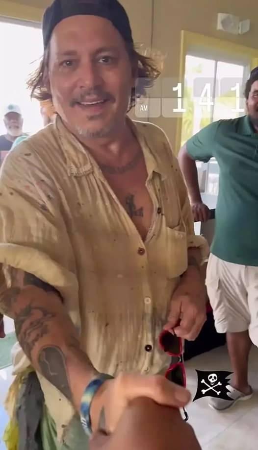 Johnny Depp yeni dişleri