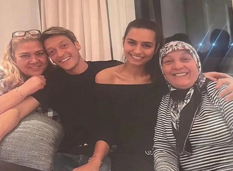 Mesut Özil ile Amine Gülşe gönülleri fethetti