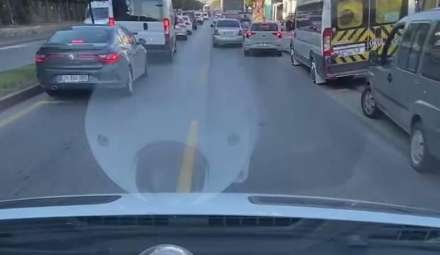 Sakarya'da fermuar sistemi ile ambulansa yol verildi