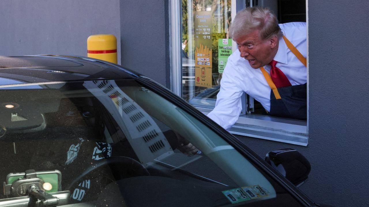 Trump, bir fast food restoranında patates kızarttı