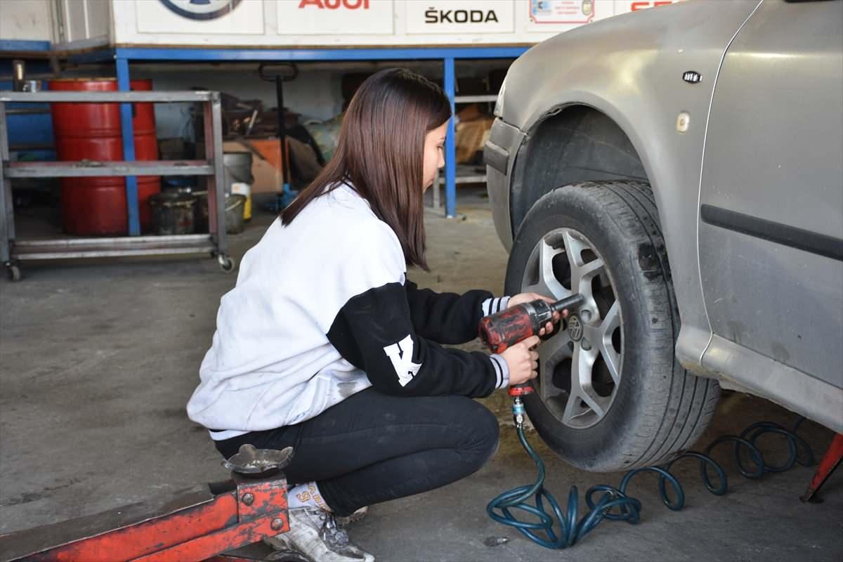 Baba kız sırt sırta verip oto tamirciliği yapıyor