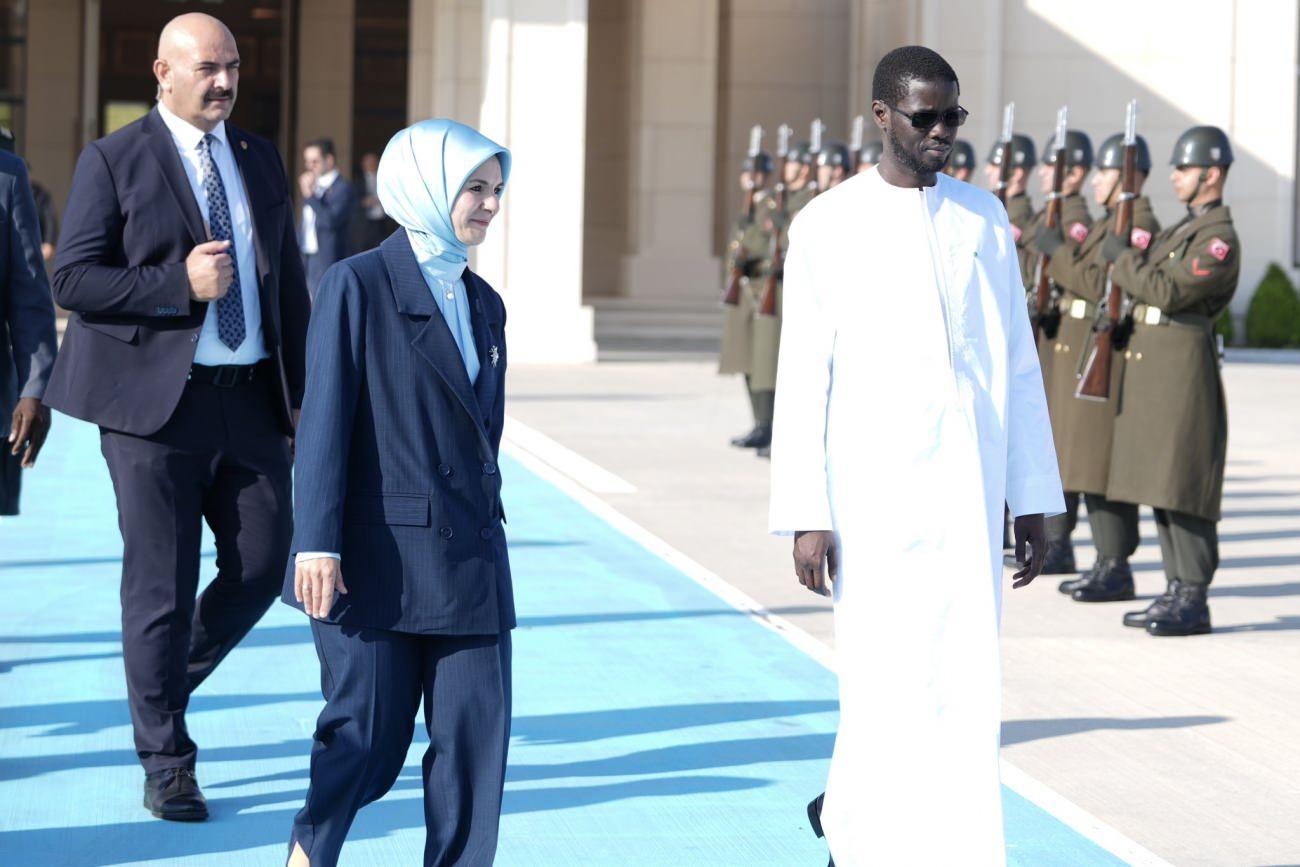 Bakan Mahinur Özdemir Göktaş Senegal Cumhurbaşkanı Fayeyi karşıladı