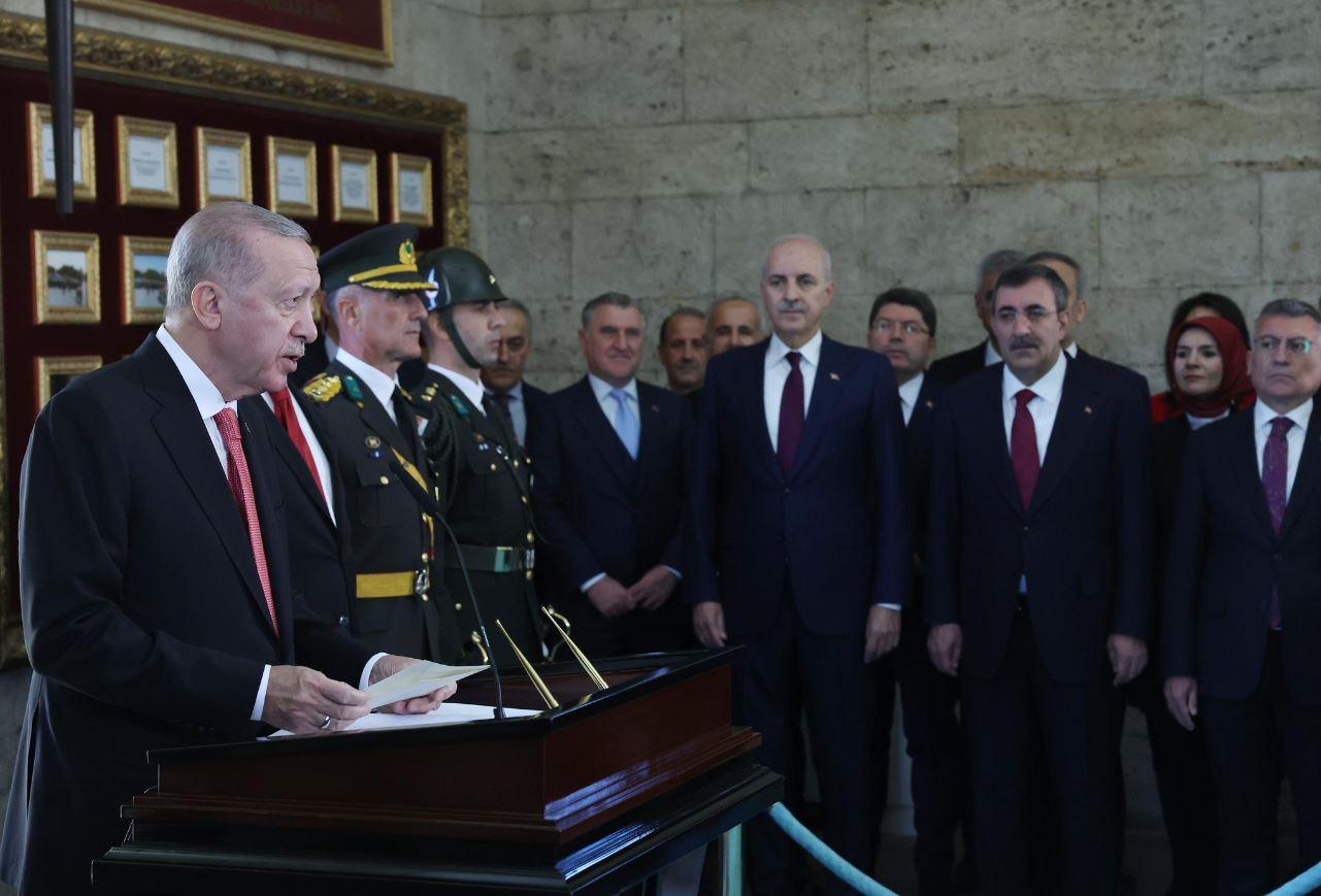 Cumhurbaşkanı Erdoğan Anıtkabir Özel Defterini imzaladı