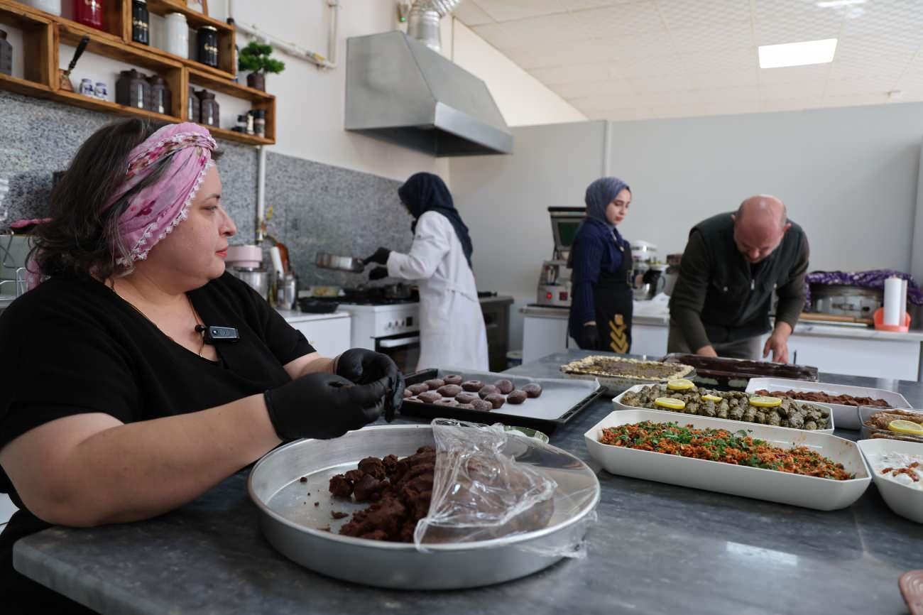 Bileziklerini satıp dükkan açan kadın girişimci siparişlere yetişemiyor