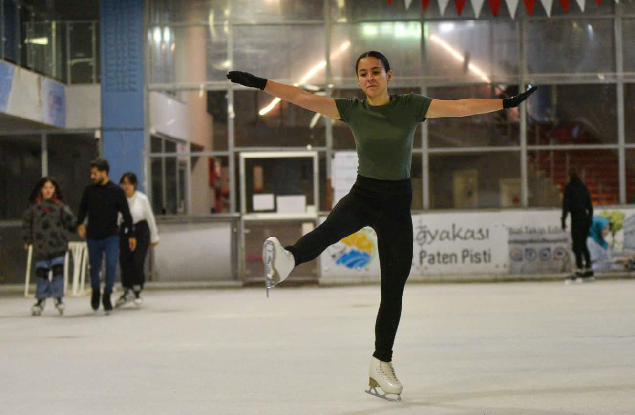 Selin Eren 8 yaşında eğlence amaçlı başladığı buz pateninden birçok madalya kazandı